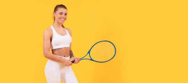 Sarı Arka Planda Raketi Olan Neşeli Bir Tenis Oyuncusu Sporcu — Stok fotoğraf