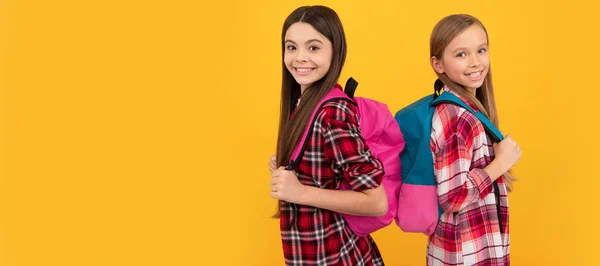 Amigas Escola Conceito Educação Crianças Com Cabelos Longos Fundo Amarelo — Fotografia de Stock