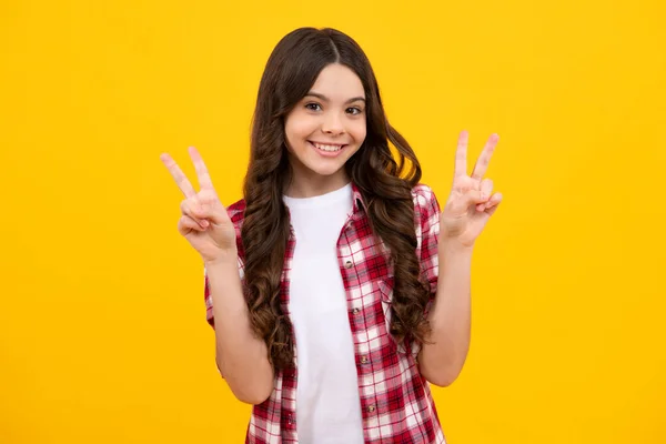 Teenager Dítě Dívka Stojící Nad Izolované Žluté Pozadí Ukazující Prsty — Stock fotografie