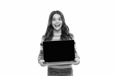 Şaşırmış genç kız çevrimiçi eğitim okuyor bilgisayar fotokopi ekranında sunum yapıyor, okul.