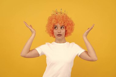 Aman Tanrım. 1 Nisan şakası. Kibirli olmak. Kızların doğum günü partisi. Kıvırcık peruk ve taç takan komik kadın. Kendini kraliçe olarak hayal et. Neşeli kız diyadem giyer. Tacın içindeki bencil kadın. Palyaço gibi davran.