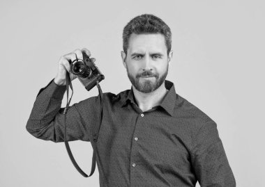 Görüntü önemlidir. Orta yaşlı fotoğrafçı fotoğraf makinesi tutuyor. Fotoğrafçılık işi. Fotoğraf çekiyordum. Fotoğraf seansı. Fotoşop. Görsel sanat. İmajın, odaklanman..