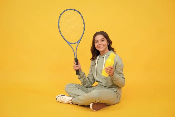 Lyckligt Barn Sportkläder Hålla Badminton Racket Och Dricka Vatten Från — Stockfoto