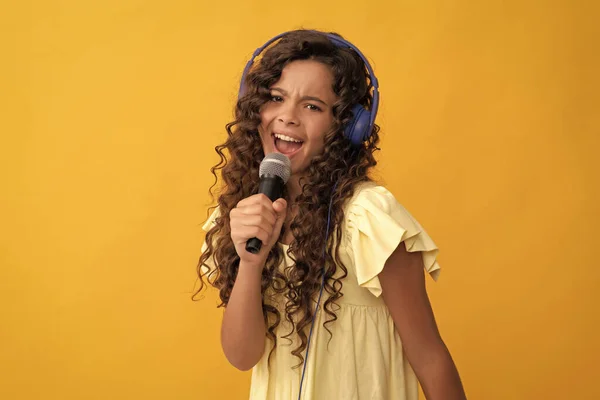 New Technology Childhood Development Child Singer Sing Karaoke Microphone Online — Stock Photo, Image