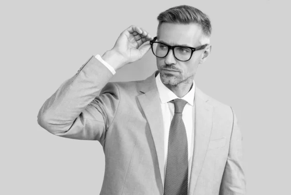 Odnoszący Sukcesy Mężczyzna Garniturze Biznesowym Okularach Szarym Tle Sukces — Zdjęcie stockowe