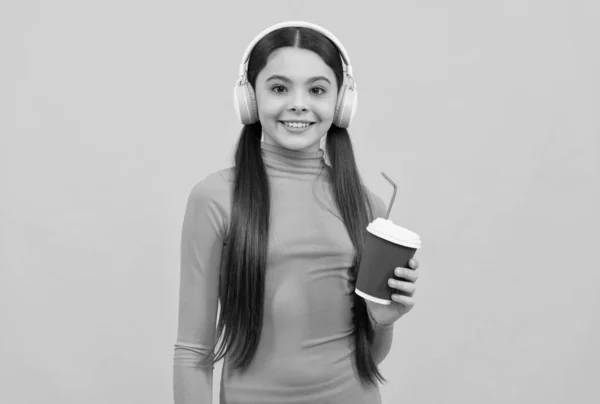 美好的一天 少女喝茶 听音乐 快乐的孩子喝可可 表达积极的情绪 把饮料拿走 快乐的孩子 带着带耳机的外卖咖啡杯 早上好 — 图库照片