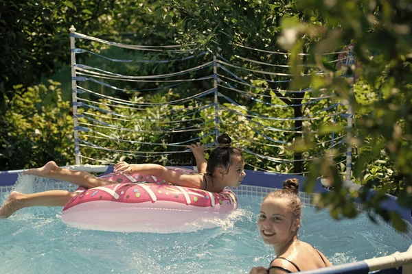 Szczęśliwe Dzieci Pływają Basenie Słoneczny Letni Dzień Wakacje — Zdjęcie stockowe