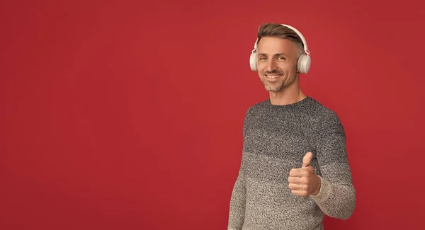 Nejlepší Snadné Poslouchání Písní Vůbec Happy Man Give Thumbs Listening — Stock fotografie