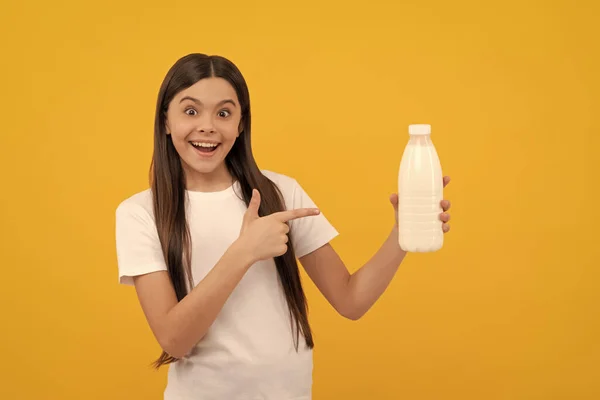 Süt Ürünleri Ürünlerinde Sürpriz Çocuk Parmağı Genç Kız Süt Içecek — Stok fotoğraf