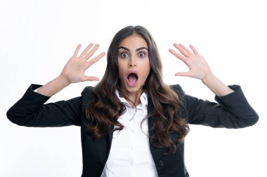 Öfkeli kadın suratı. Stüdyoda bağıran duygusal öfkeli kadın. İnsani duygular, anlamlı yüz ifadeleri. Panik ve çığlık