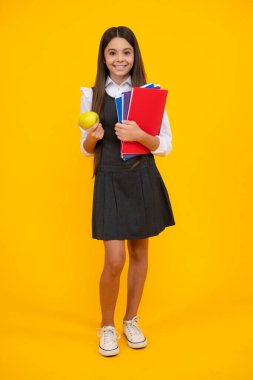 Okula dönelim. Sırt çantalı ve apoletli bir sürü liseli kız öğrenmeye hazır. Okul çantalı çocuklar izole sarı stüdyo geçmişine sahipler.