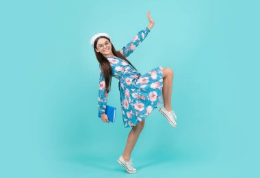 Kitaplı okul çocuğu. Öğrenme ve eğitim. Mutlu ergen, pozitif ve gülümseyen duygular