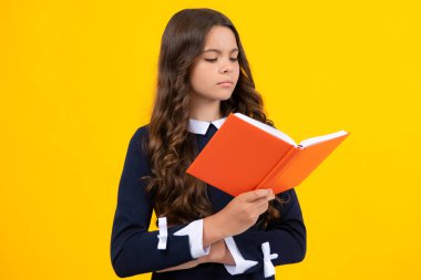 Okula dönelim. Kitaplı liseli bir kızın portresi. Çocuk okulu ve eğitim konsepti. Öğrenci kız. Düşünen genç kız, düşünceli duygu.