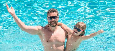 Baba ve oğul yüzme havuzunda, fotokopi alanı olan pankart. Mutlu baba ve çocuk ailesi yazın yüzme havuzunda eğleniyor, boş zamanlarında.