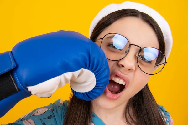 Lustiges Schlaggesicht Teenager Spaß Boxer Mädchen Boxhandschuhen Auf Gelbem Hintergrund — Stockfoto