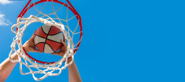 Spor Başarısı Basketbol Maçında Sayı Yapmak Top Sepetin Içinden Geçiyor — Stok fotoğraf