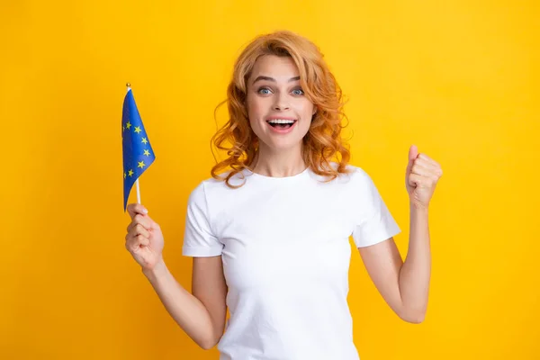 Ενθουσιασμένη Γυναίκα Που Κρατά Σημαία Της Ένωσης Της Ευρώπης Απομονωμένη — Φωτογραφία Αρχείου