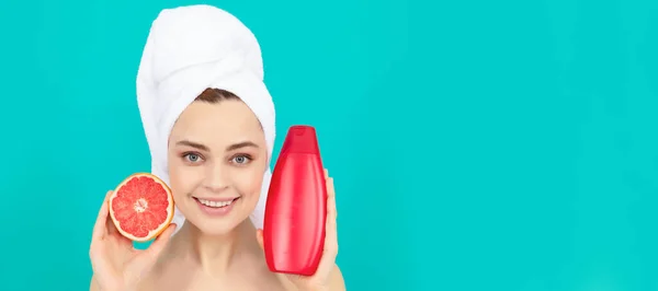 Donna Felice Asciugamano Con Bottiglia Shampoo Pompelmo Sfondo Blu Bella — Foto Stock