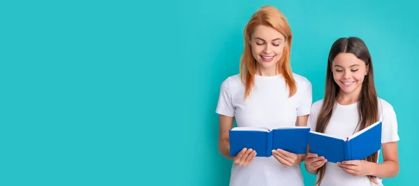 Moeder Dochter Kindspandoek Kopieerruimte Geïsoleerde Achtergrond Prive Leraar Kind Met — Stockfoto