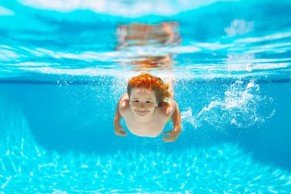 子供水中プールで泳ぐ かわいい子供の男の子は水中プールで泳ぐ — ストック写真