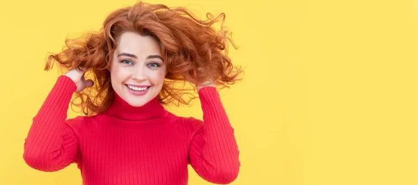 Sarı Arka Planda Rüzgarlı Kıvırcık Saçlı Mutlu Kızıl Saçlı Kadın — Stok fotoğraf