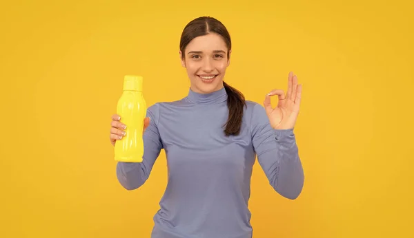 Χαρούμενη Νεαρή Κυρία Κρατήστε Αθλητικό Μπουκάλι Νερό Χειρονομία Ενυδάτωση — Φωτογραφία Αρχείου