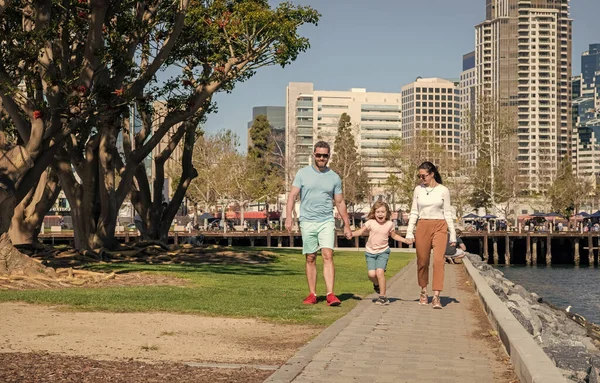 Anne ve babanın cana yakın genç ailesi oğluyla dışarı çıkıyor..