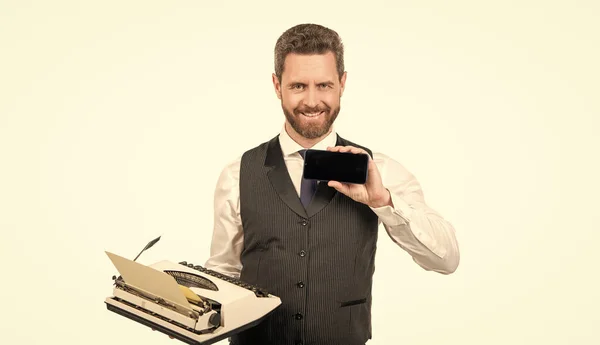 Glücklicher Mann Hält Retro Schreibmaschine Und Zeigt Modernes Smartphone Kopierraum — Stockfoto
