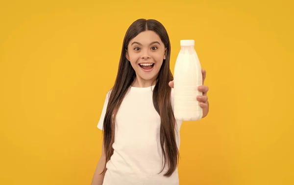 Κατάπληκτος Παιδί Κατέχουν Γαλακτοκομικά Προϊόντα Ποτών Κορίτσι Πάει Πιει Γάλα — Φωτογραφία Αρχείου