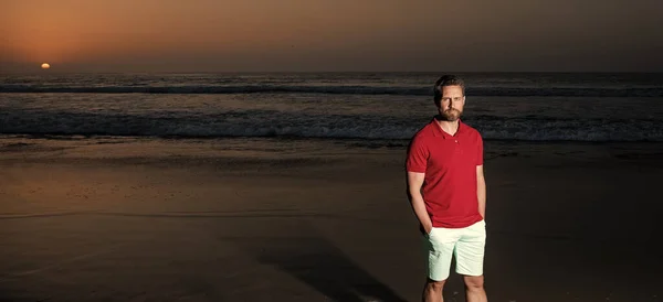 Красивый Человек Над Морем Закате Летнего Пляжа Пространство Копирования Лето — стоковое фото
