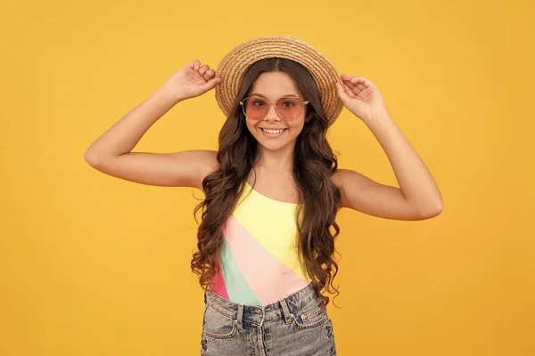 Heureux Enfant Été Chapeau Paille Lunettes Les Cheveux Bouclés Sur — Photo