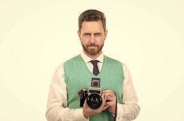 Çekimler beyaza izole edildi. Fotoşop. Fotoğraf işi. Fotoğraf çekiyordum. Erkek fotoğrafçı. Olgun adam fotoğrafçılığı. Adam fotoğraf makinesini tutuyor. Amatör ve profesyonel fotoğrafçılık.