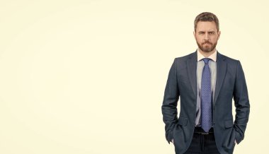 Resmi giyinen ciddi profesyonel erkek menajer beyaz fotokopi alanında izole edildi..