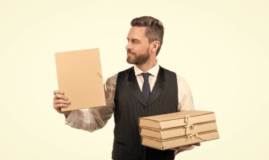 Elinde dosya olan yetişkin bir patron beyaza izole edilmiş. Bir sürü iş. Gülümseyen iş adamı klasör yığınını tutuyor. Güvenlik iş uzmanlığı. kopyalama alanı. Adam projeye hazırlanıyor. Belgeli CEO.