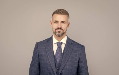 Saf güven. İş başarısı. Takım elbiseli başarılı bir adam. Girişimci ya da yönetici. Resmi moda. Profesyonel traşsız CEO. Kendinden emin, boz saçlı patron. Olgun iş adamı.