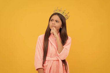 Bencil, düşünceli genç kız. Terry Bornoz ve Prenses Taç, ego..