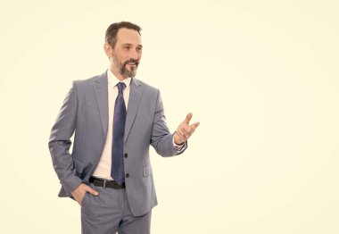 Profesyonel sakallı CEO sohbet eder. Saçları ağarmış özgüvenli patron. Neşeli kır saçlı işadamı el kol hareketi yapıyor. İş başarısı. Takım elbiseli başarılı adam. Girişimci beyaz üzerine izole edildi.