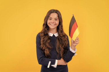 Mutlu çocuk Alman bayrağı taşıyor, yurtdışında okuyor..