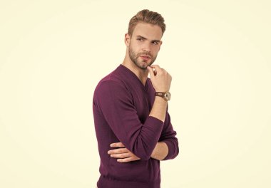 Çekici, tıraşsız adam çene kıllarına dokunuyor. Düşünceli bir şekilde beyaz sakallı, soyutlanmış görünüyor..