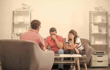Psikologda ilişki sorunları olan aile çifti, terapi..