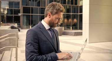 e-postayı kontrol et Serbest çalışan adam blogu çevrimiçi. İnternette yazıyorum. İş adamı blog yazmak için dizüstü bilgisayar kullanıyor. Sosyal ağ ve web günlüğü. İş bilgisayarı iletişimi. Modern teknoloji. İnternet erişimi.