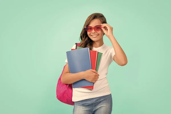 Boldog Iskolás Lány Hátizsákkal Jegyzetfüzetekkel Vissza Iskolába Tudásnap Oktatás Szemüveges — Stock Fotó