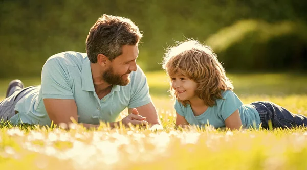 Šťastná Rodina Otce Syna Chlapce Relaxovat Letním Parku Zelená Tráva — Stock fotografie