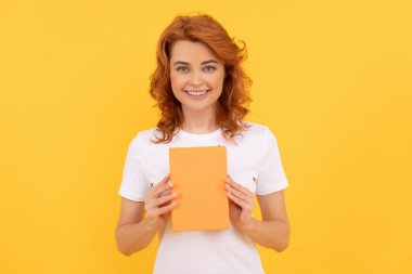 Özel öğretmen planlamacı. Kitap aşığı. Okula dönüyorum. Eğitim ve bilgi. Kadın okuyucu. Sarı arka planda gülümseyen öğrenci. kız kitapla çalışıyor..