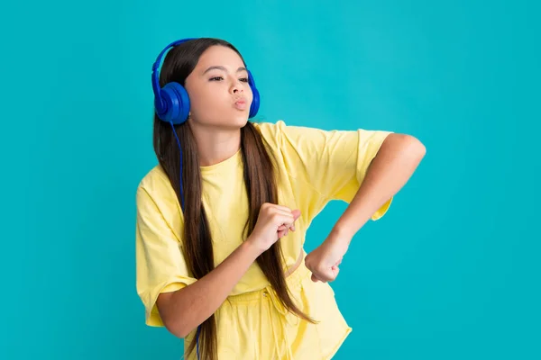 Cara Graciosa Adolescente Auriculares Inalámbricos Modernos Disfrutando Música Canción Aplicación —  Fotos de Stock