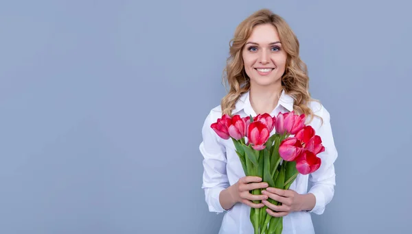 Gri Arka Planda Bahar Lale Çiçekleri Olan Gülümseyen Kız — Stok fotoğraf