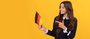 Yabancı okulda eğitim. Genç kız futbol hayranı. Yön seç. Mutlu çocuk işaret ediyor. Ayrı çocuk yüzünün yatay posteri, afiş başlığı, kopyalama alanı