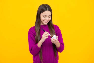 12, 13, 14 yaşlarında pudra ve fırçayla güzellik yapan bir kız çocuğu. Makyaj yapan güzel genç.