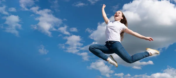 Счастливый Подросток Прыгает Фоне Неба Горизонтальный Плакат Изолированного Детского Лица — стоковое фото