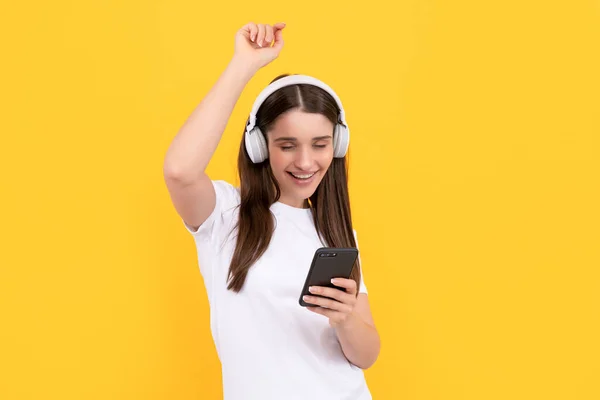 Glad Kvinna Lyssna Musik Hörlurar Med Smartphone Gul Bakgrund Musik — Stockfoto